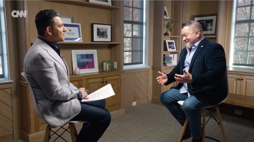 schermata dalla intervista della CNN a Luis Elizondo in materia di UFO